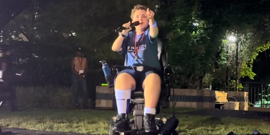 Jonathan performing "New York, New York" on the Plaza at Fordham LC for the Class of 2028